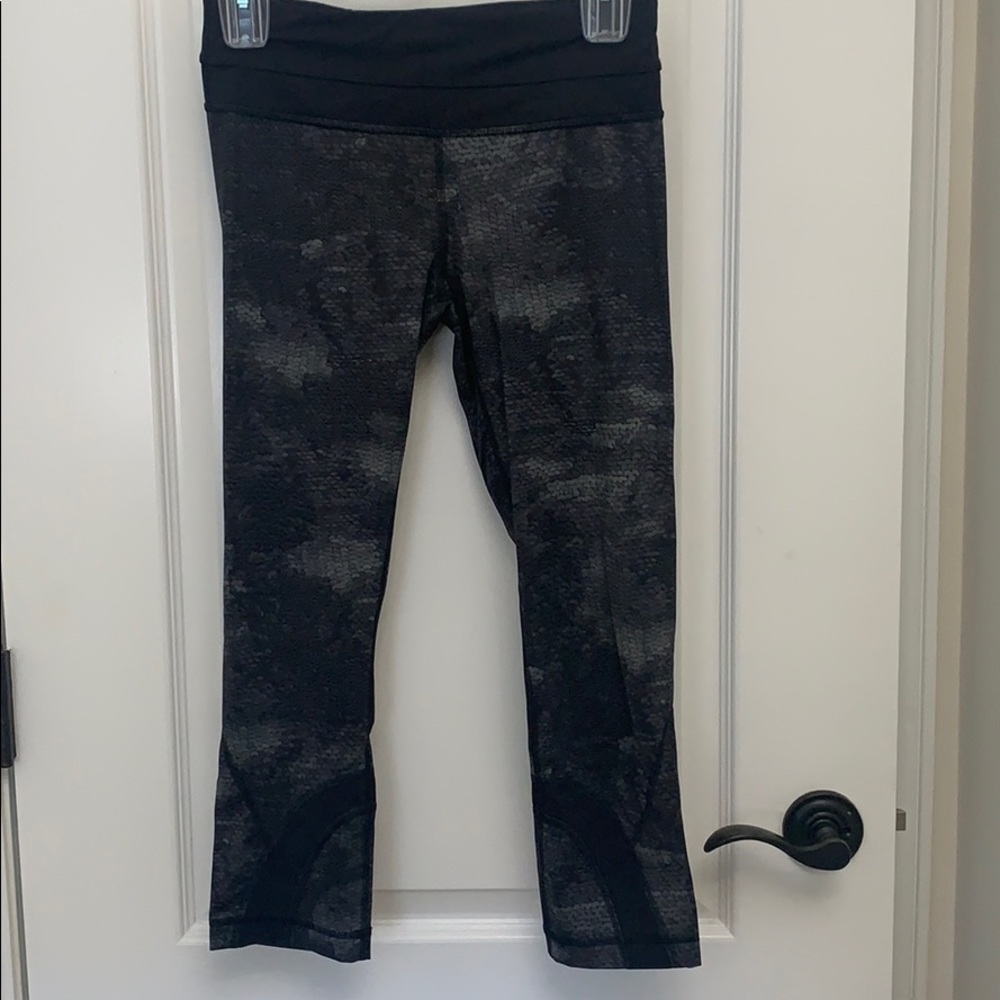 LuluLemon snake print cropped legging
